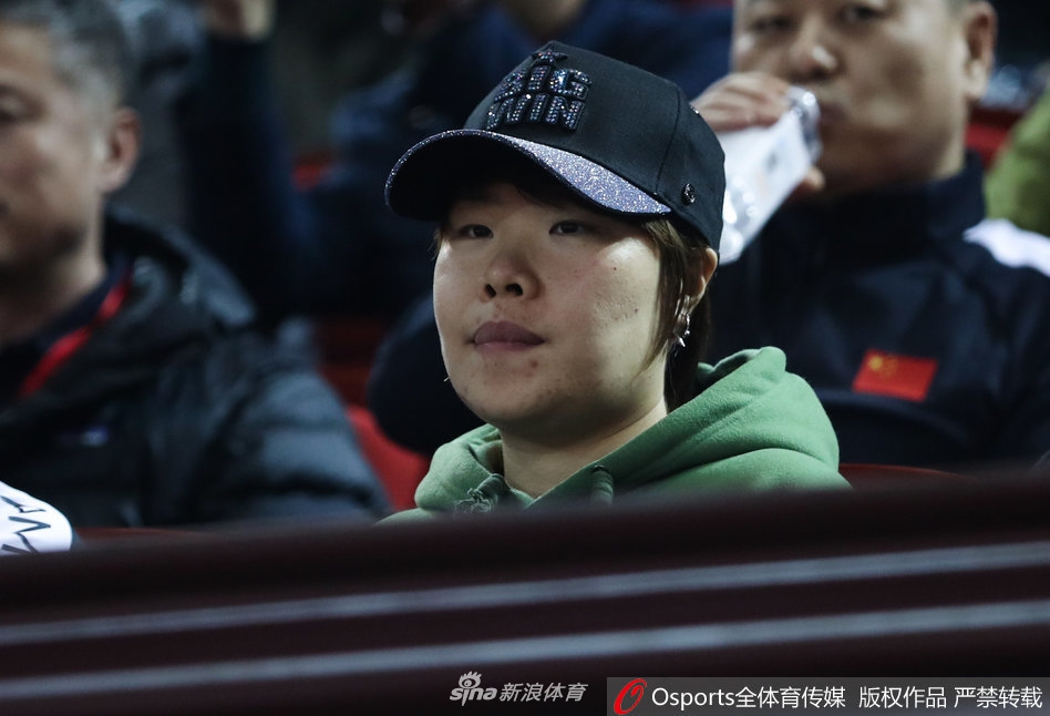 短道速滑名将周洋现场助阵CBA