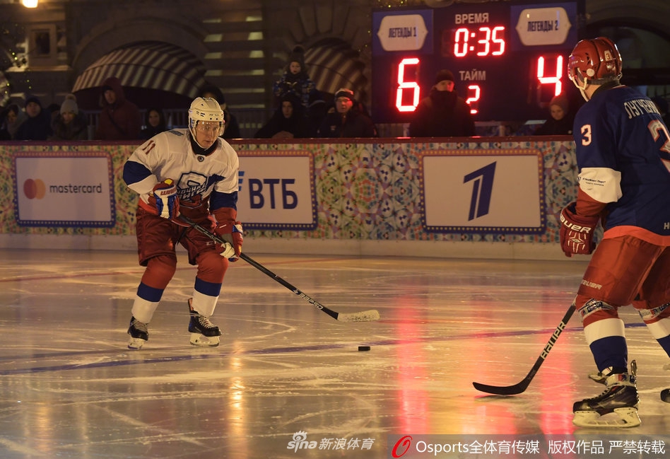 普京化身冰球选手 参加夜间冰球比赛