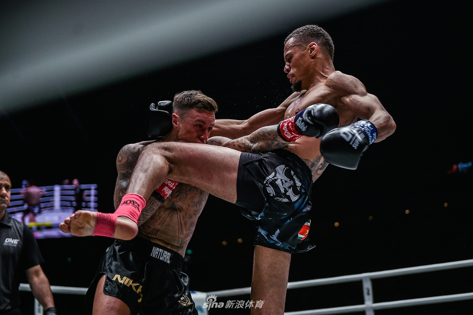 罗根-艾尔索成为踢拳轻量级世界冠军_高清图集_新浪网