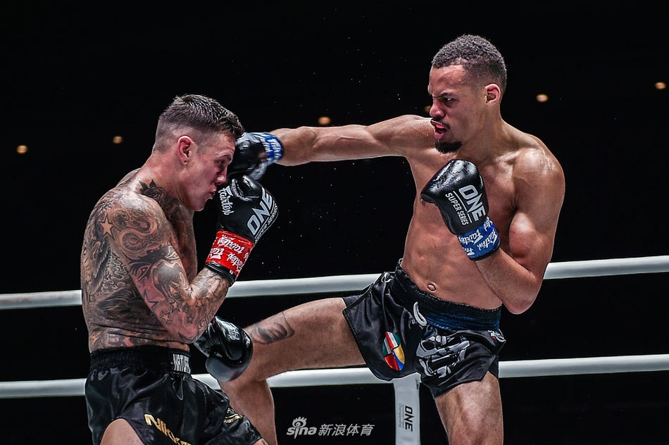 罗根-艾尔索成为踢拳轻量级世界冠军