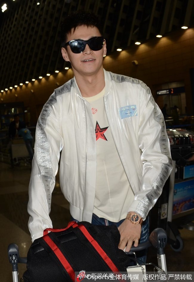 孙杨现身赶赴美国训练