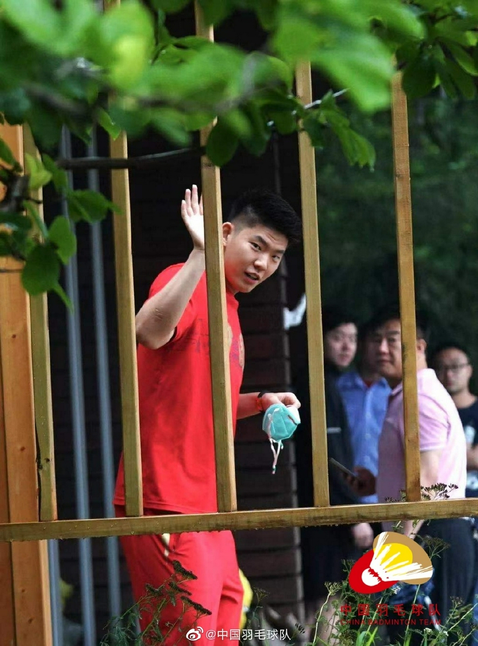 中国羽毛球队冒雨出征东京奥运会