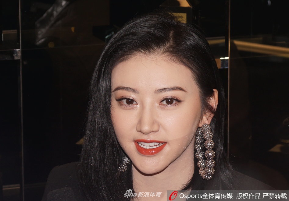 张继科女友景甜出席活动 大秀美腿与陈柏霖合影