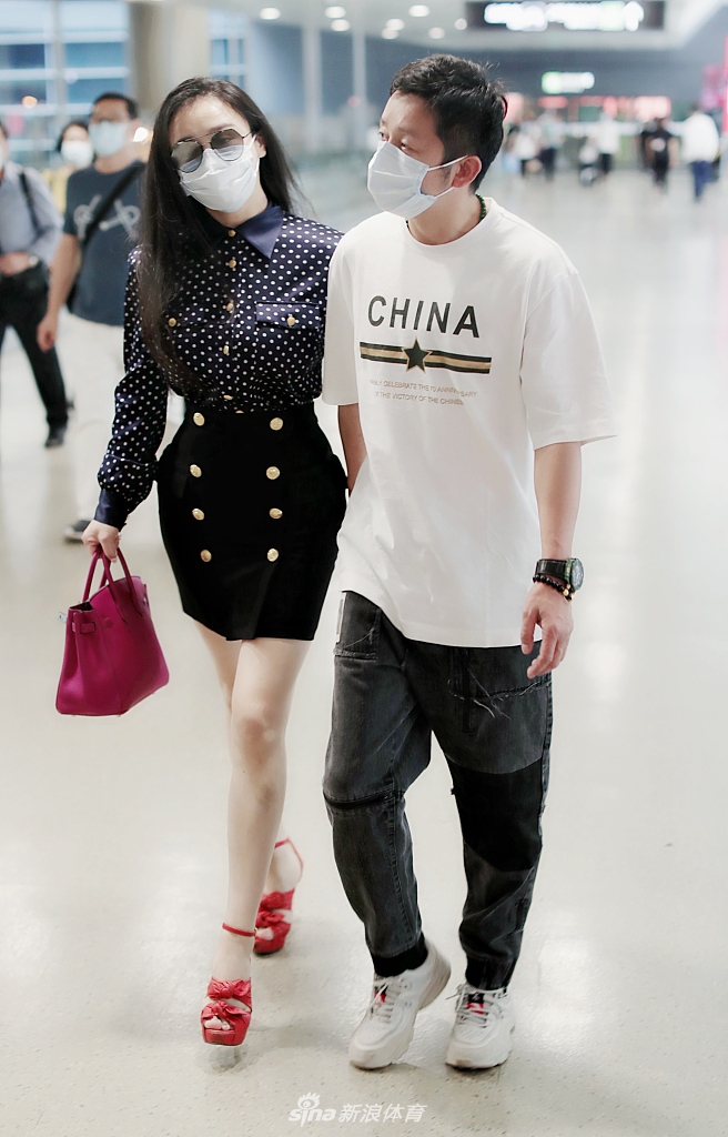 邹市明冉莹颖现身机场 两人并肩同行十指紧扣
