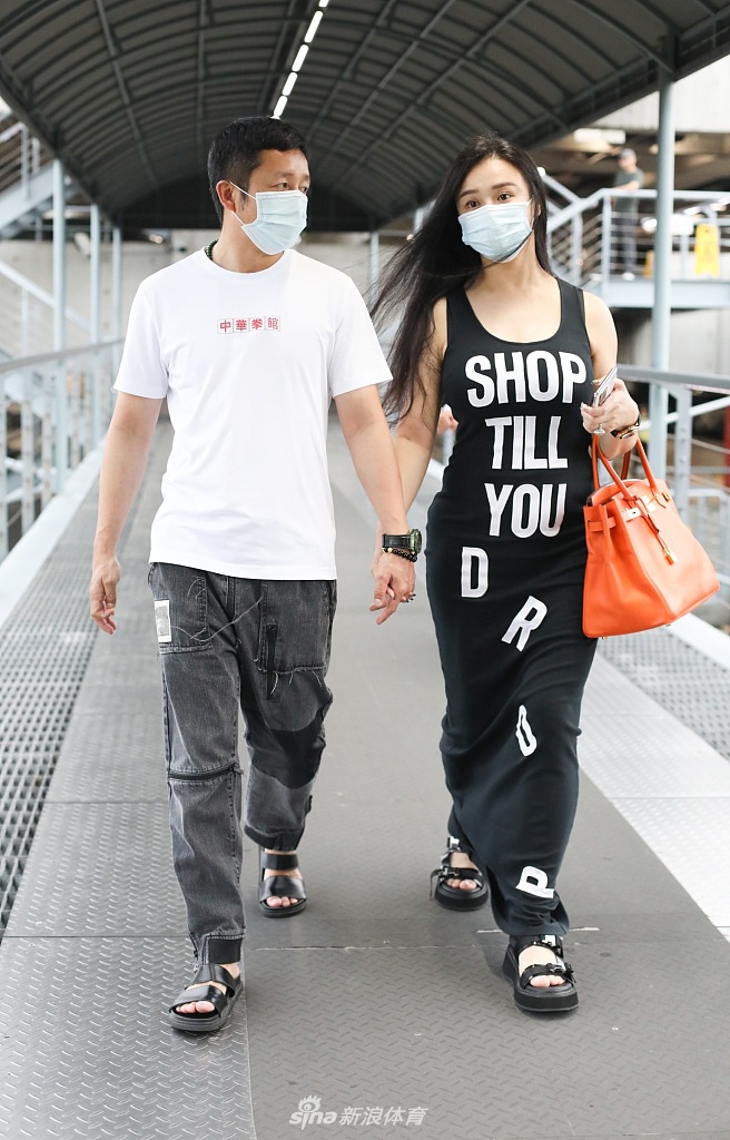 邹市明冉莹颖现身虹桥机场 牵手同行显恩爱