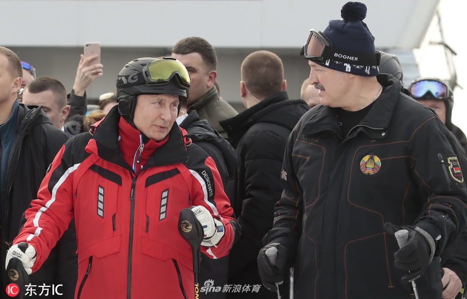 普京与白俄罗斯总统卢卡申科一起滑雪