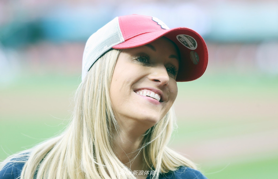 体操女神柳金为mlb开球 身材玲珑岁月无痕