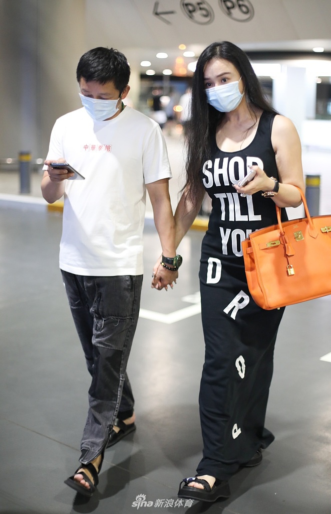 邹市明冉莹颖现身虹桥机场 牵手同行显恩爱