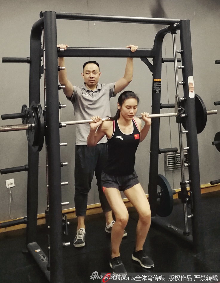 蹦床女神刘灵玲最新美照曝光 天使面孔完美腹肌