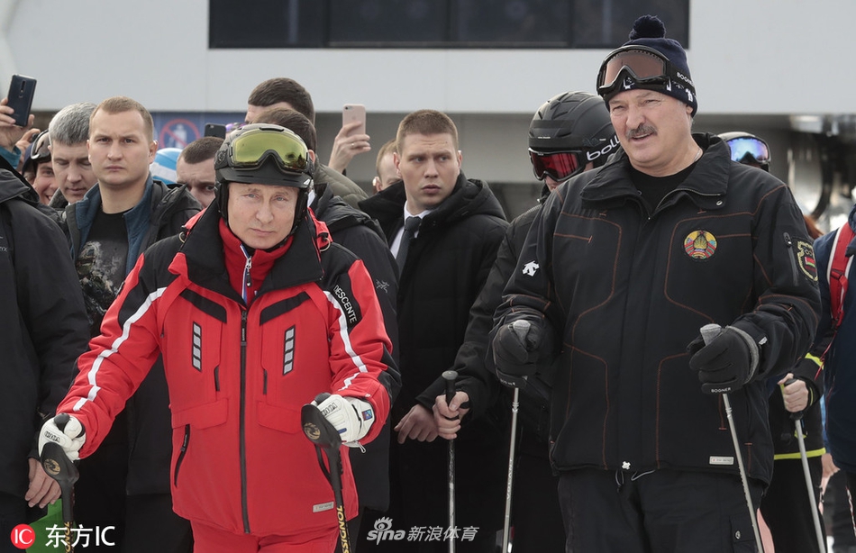 普京与白俄罗斯总统卢卡申科一起滑雪