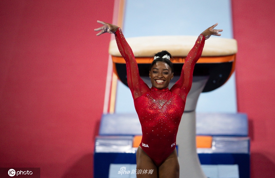 体操世锦赛拜尔斯跳马卫冕