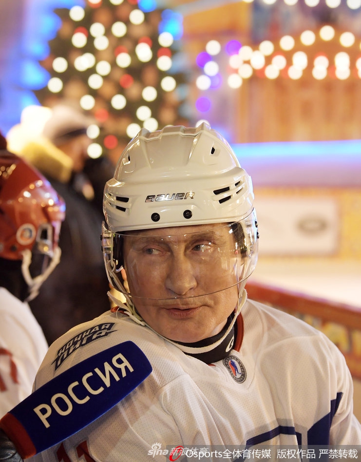 普京化身冰球选手 参加夜间冰球比赛