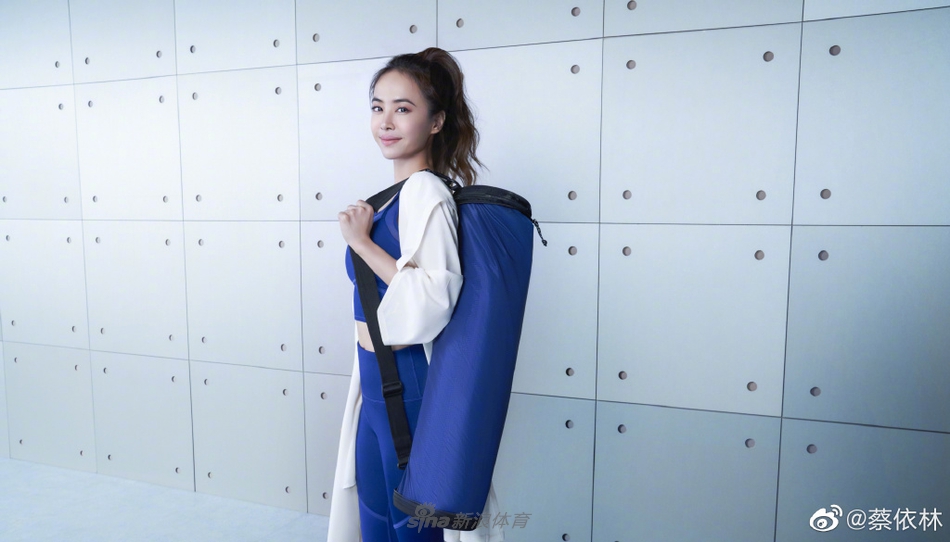 蔡依林运动写真 秀一字马