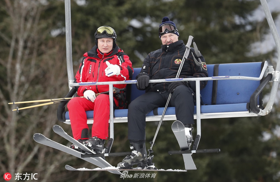 普京与白俄罗斯总统卢卡申科一起滑雪