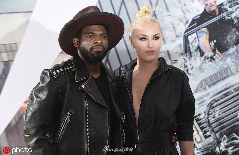 滑雪女神沃恩宣布与黑人球星订婚