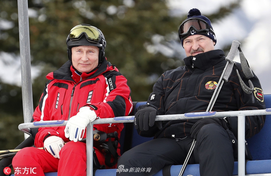 普京与白俄罗斯总统卢卡申科一起滑雪