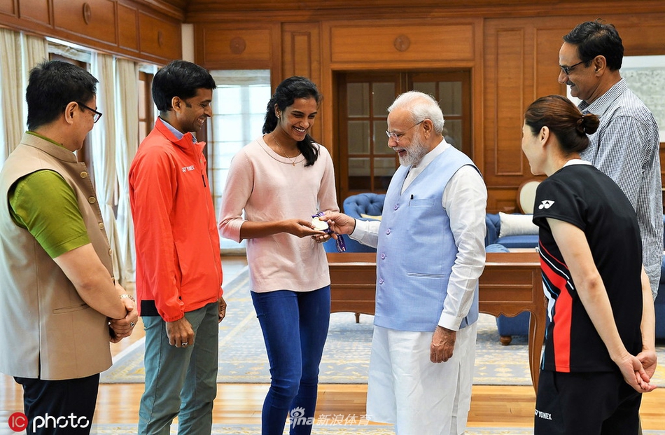 辛杜夺羽毛球世锦赛金牌 回国受表彰