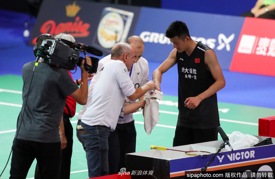 丹麦赛首轮谌龙2-1李梓嘉