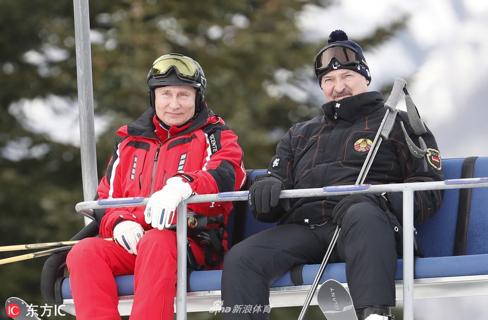 普京与白俄罗斯总统卢卡申科一起滑雪
