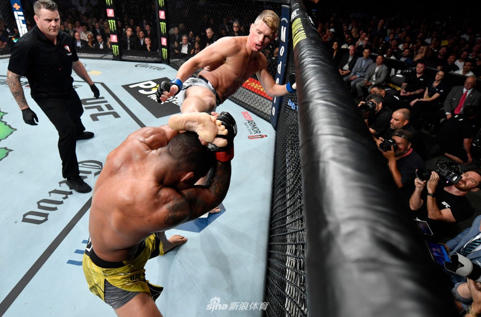 吉尔伯特-伯恩斯 VS 史蒂芬-汤普森 (1)