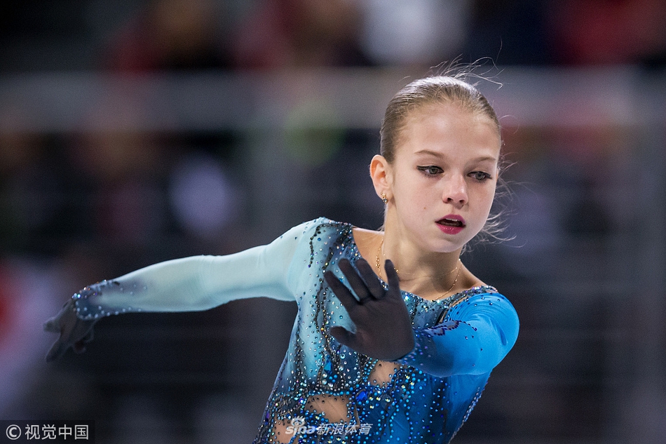 花滑世青赛俄罗斯13岁小花创历史