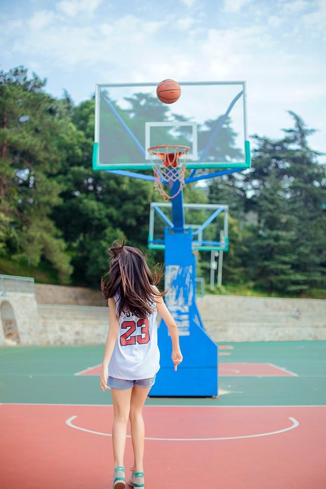 篮球女孩宛如邻家小妹