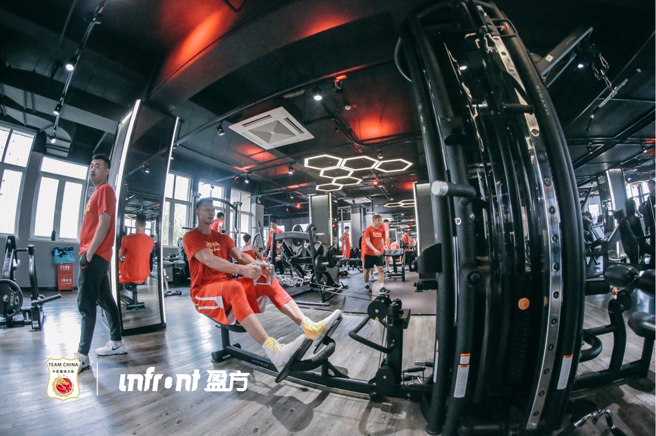 易建联郭艾伦领衔！男篮集训队健身房苦练