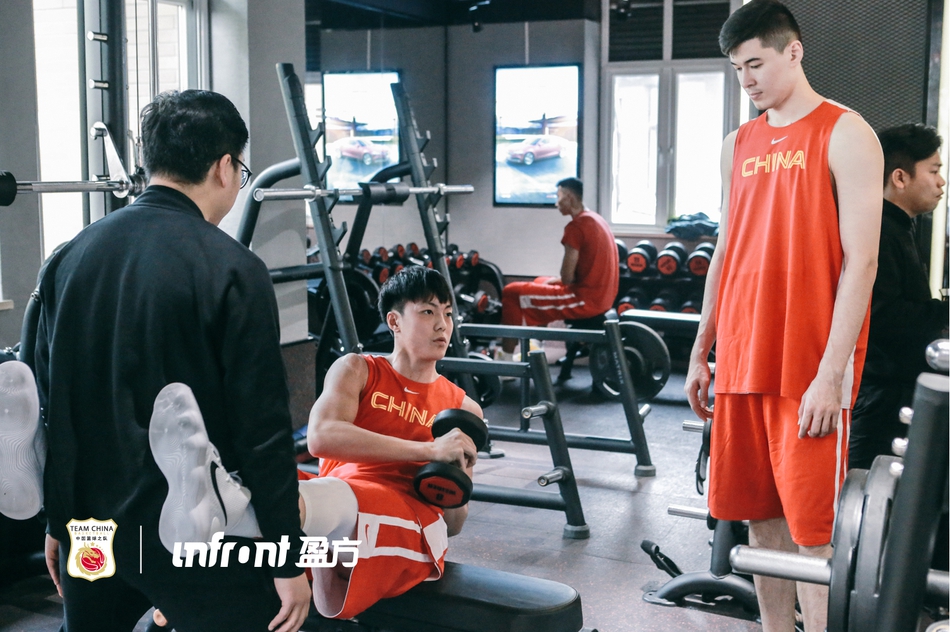 易建联郭艾伦领衔！男篮集训队健身房苦练