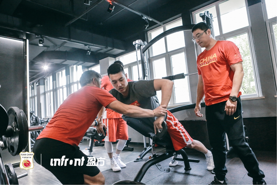 易建联郭艾伦领衔！男篮集训队健身房苦练