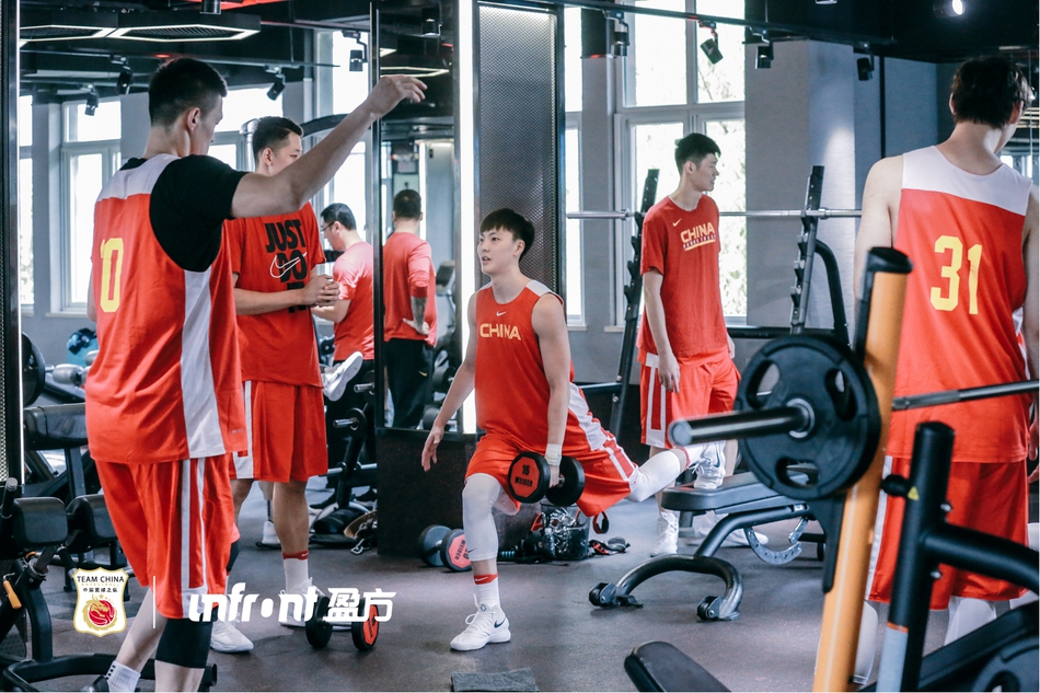 易建联郭艾伦领衔！男篮集训队健身房苦练