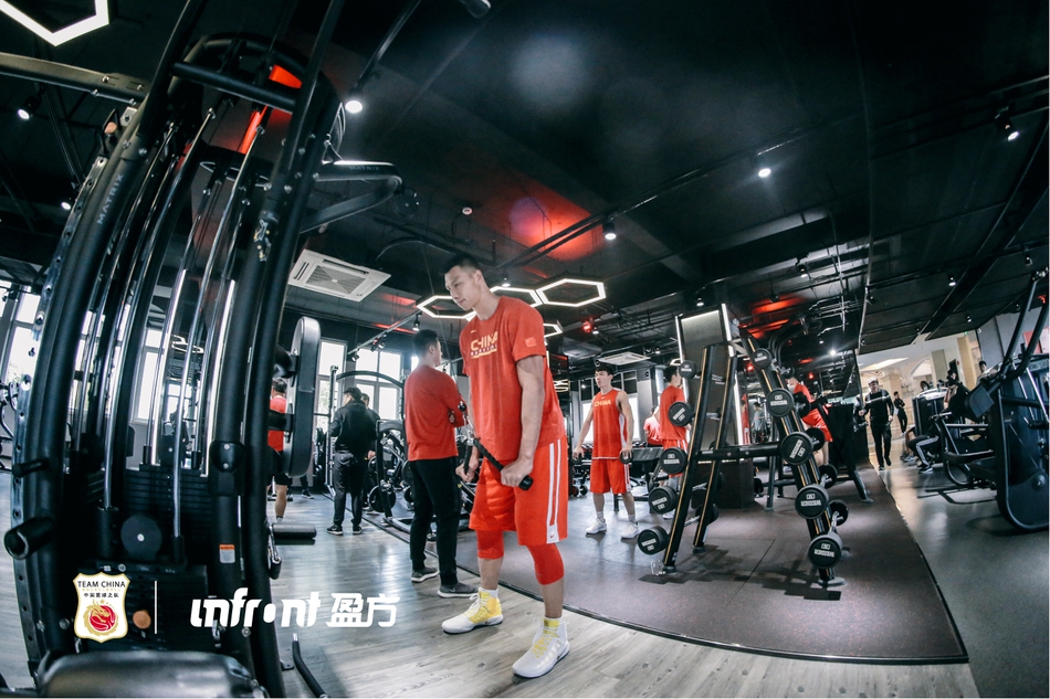 易建联郭艾伦领衔！男篮集训队健身房苦练