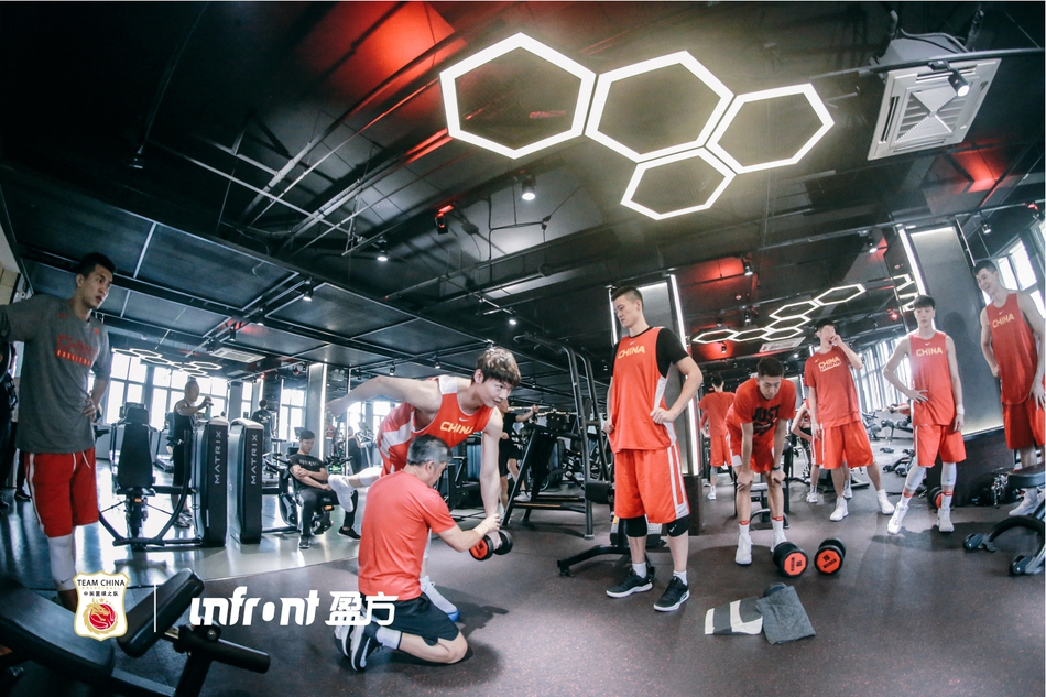 易建联郭艾伦领衔！男篮集训队健身房苦练