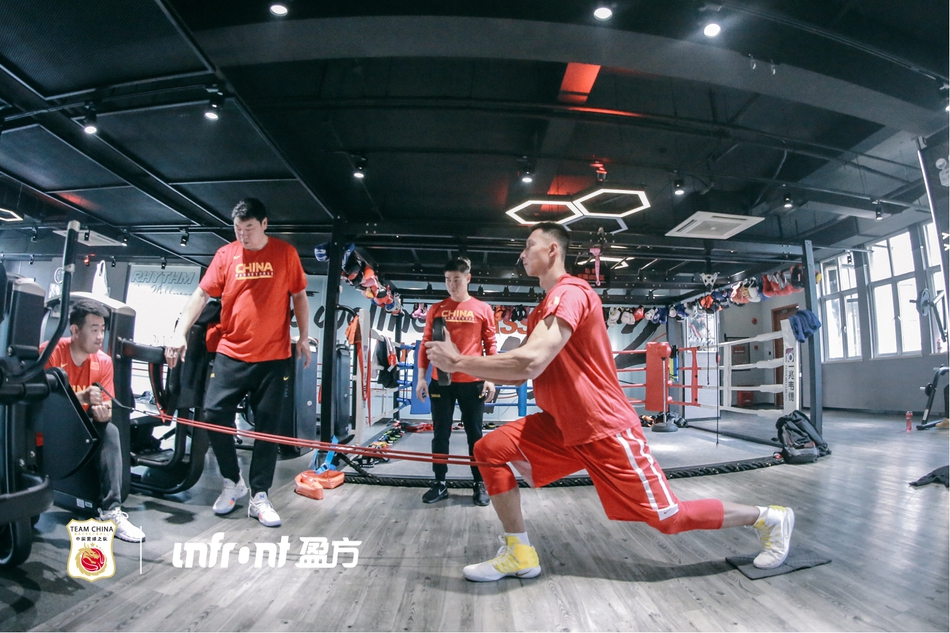 易建联郭艾伦领衔！男篮集训队健身房苦练