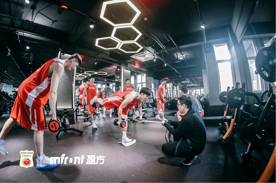 易建联郭艾伦领衔！男篮集训队健身房苦练