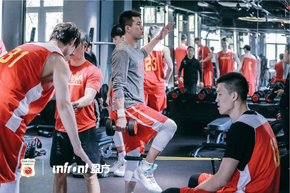 易建联郭艾伦领衔！男篮集训队健身房苦练