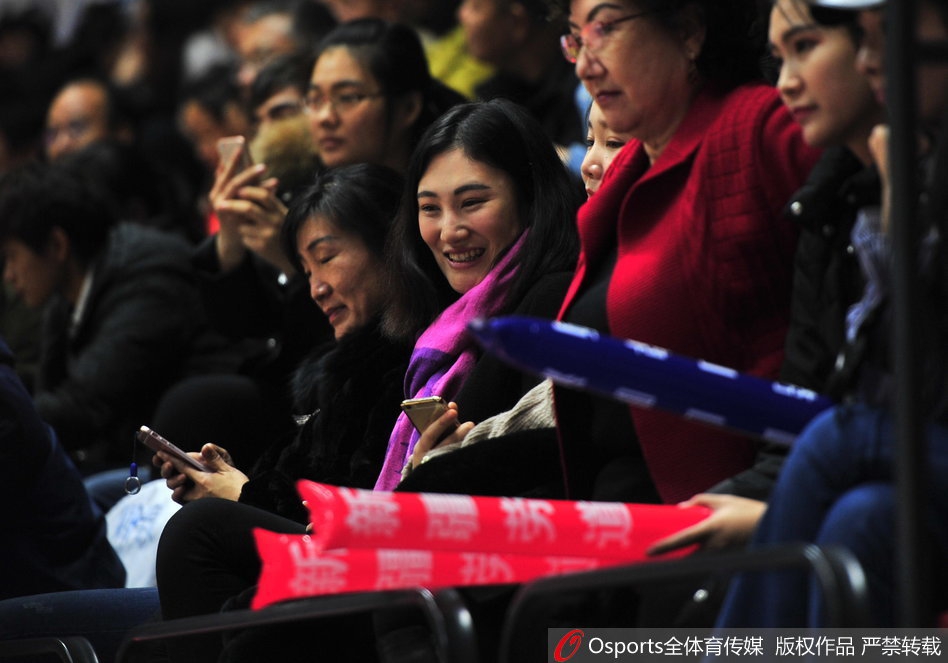 周琦与女友领证结婚