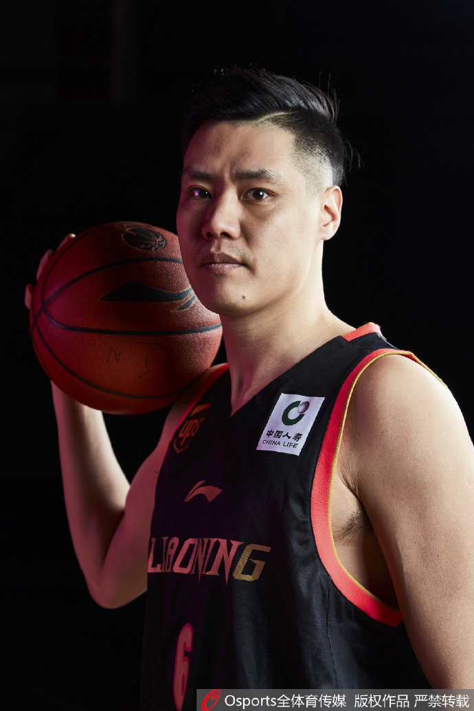 辽宁男篮冠军版比赛服写真