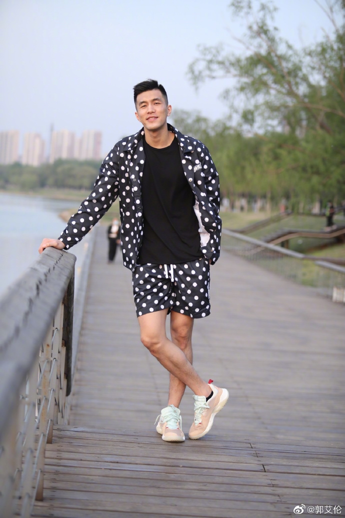 郭艾伦展示潮男装扮