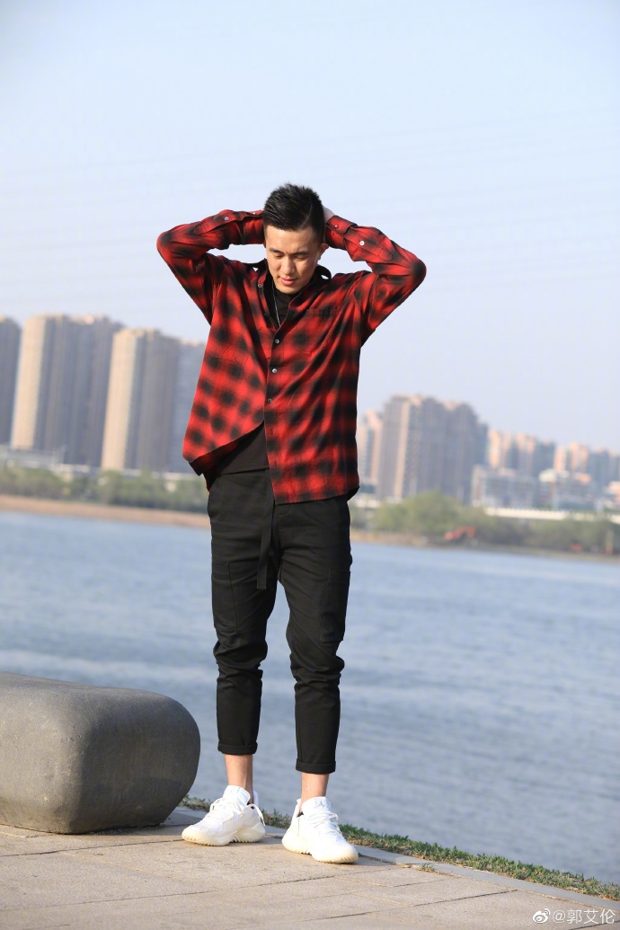 郭艾伦展示潮男装扮