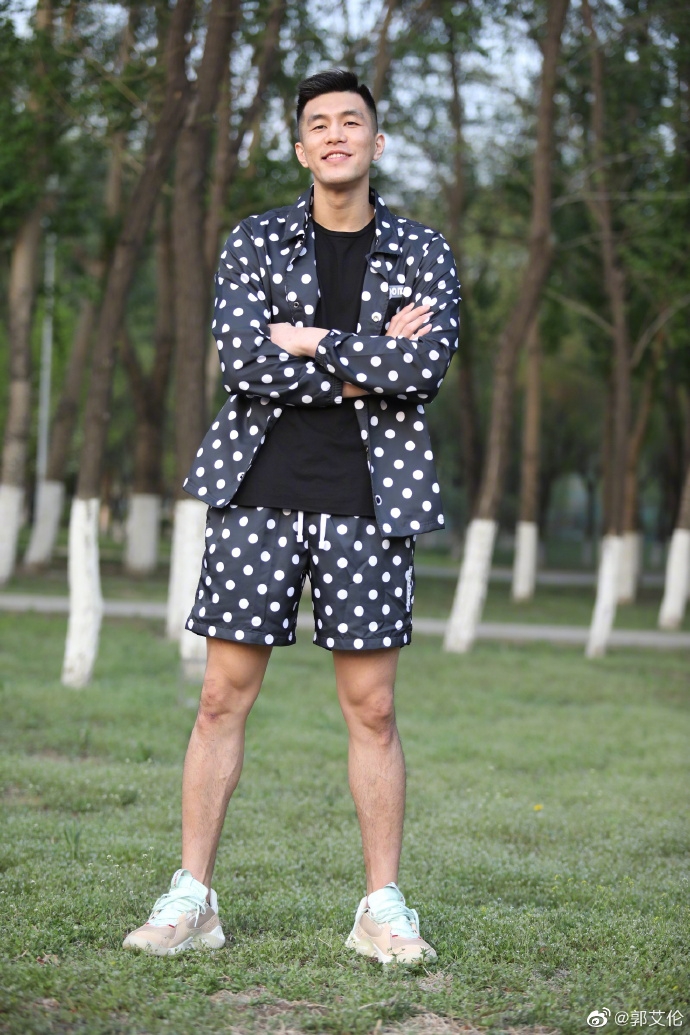 郭艾伦展示潮男装扮