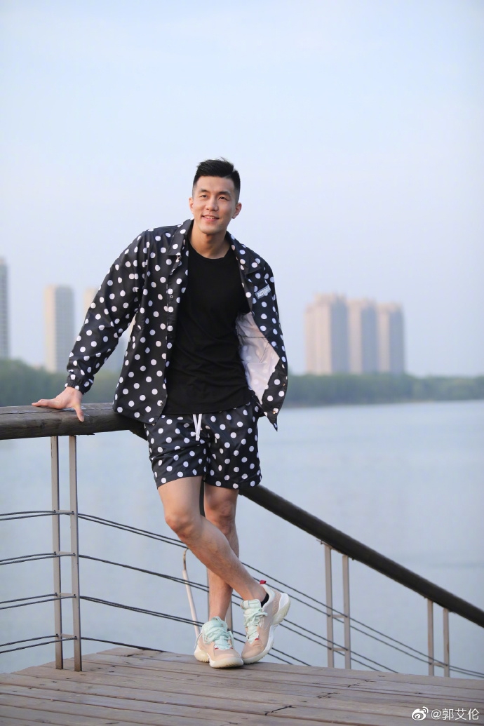 郭艾伦展示潮男装扮