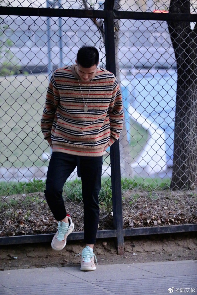 郭艾伦展示潮男装扮