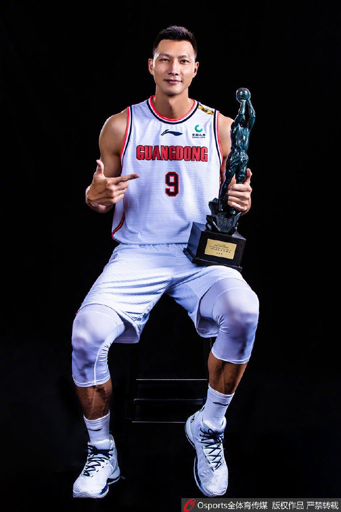 易建联领取常规赛MVP奖杯