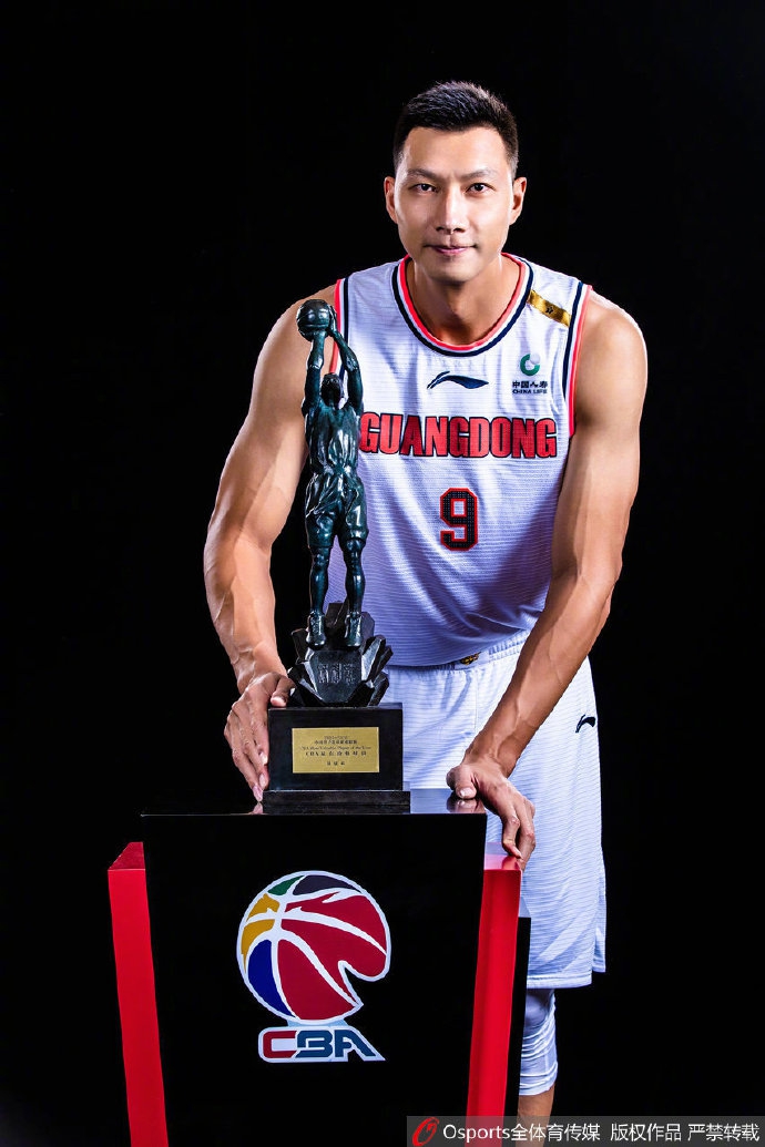 易建联领取常规赛MVP奖杯