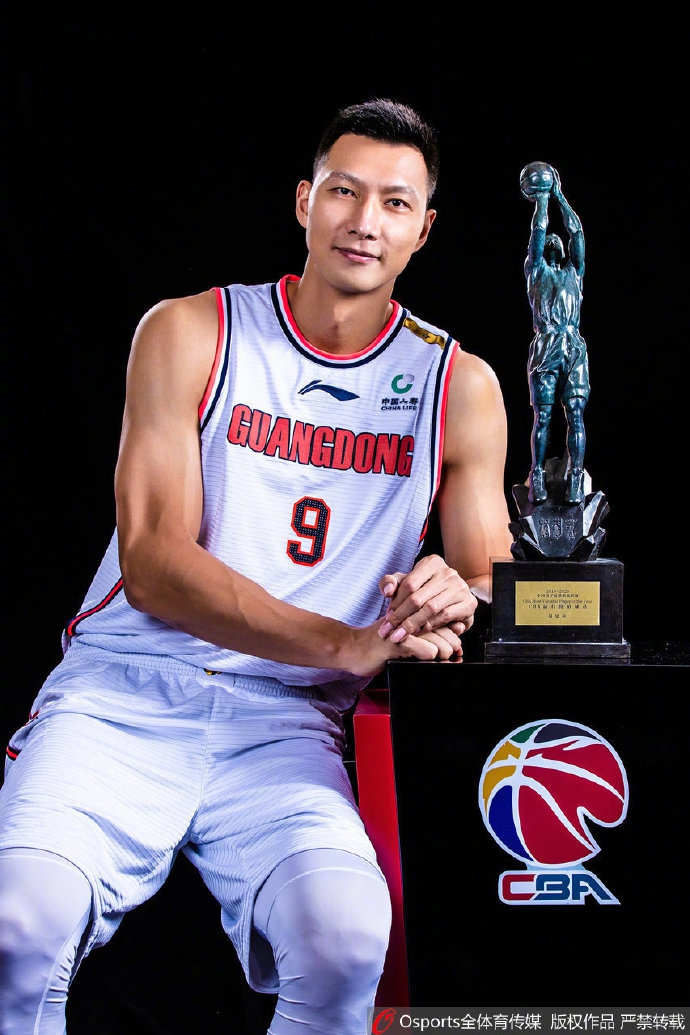 易建联领取常规赛MVP奖杯