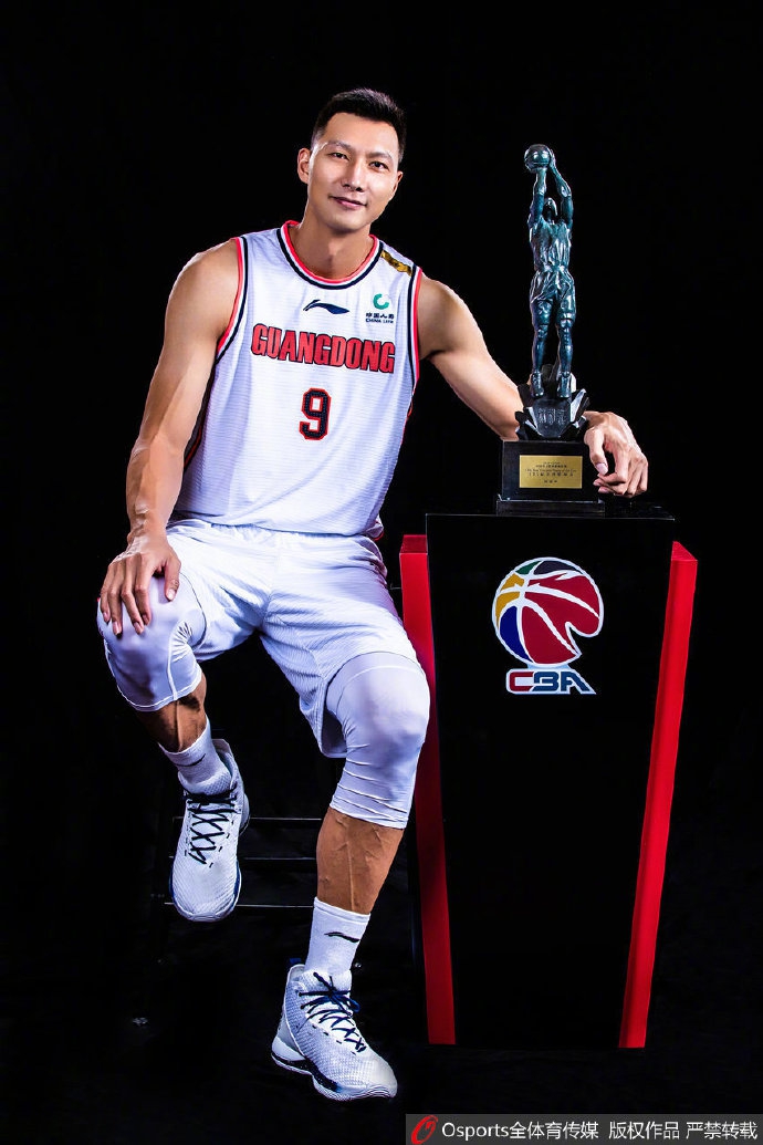 易建联领取常规赛MVP奖杯