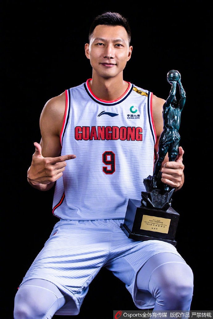 易建联领取常规赛MVP奖杯