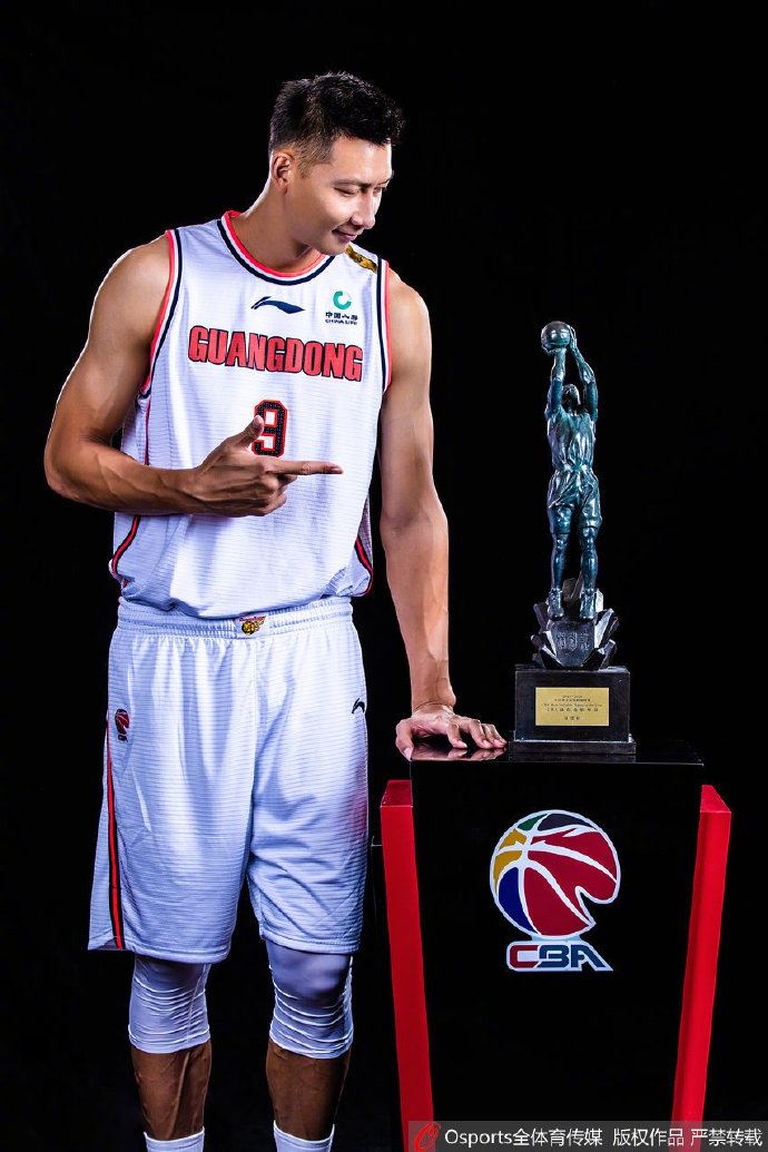 易建联领取常规赛MVP奖杯