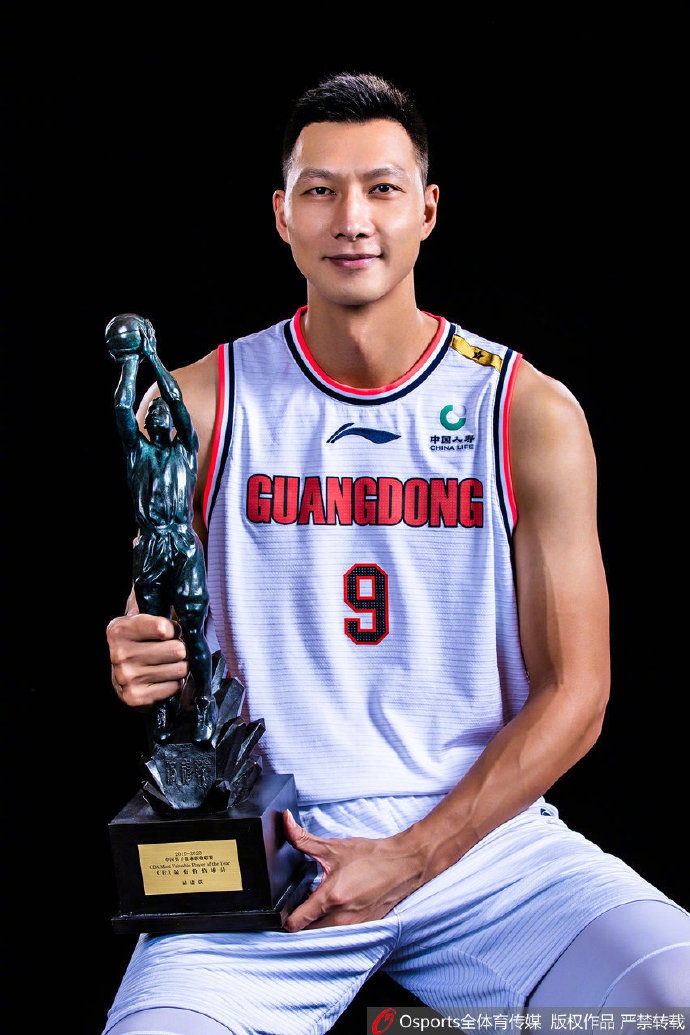 易建联领取常规赛MVP奖杯