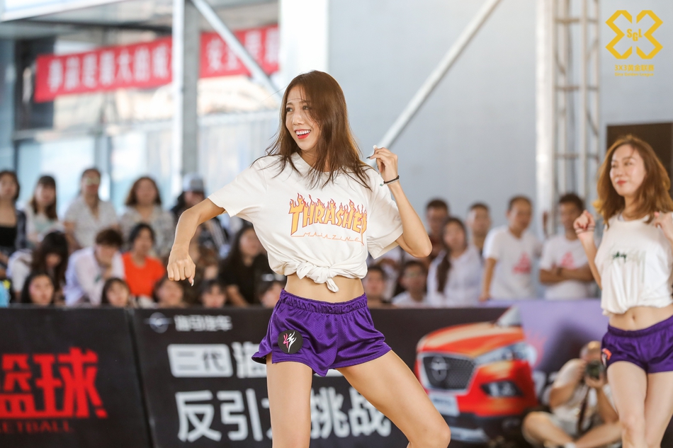 啦啦操小姐姐激情热舞